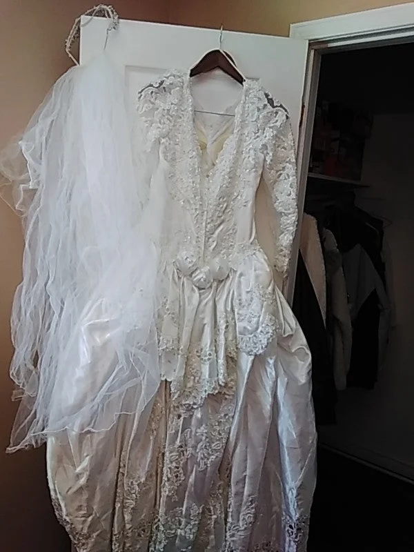 D'Amour Bridal White with diamonds silk with veil and skirt included